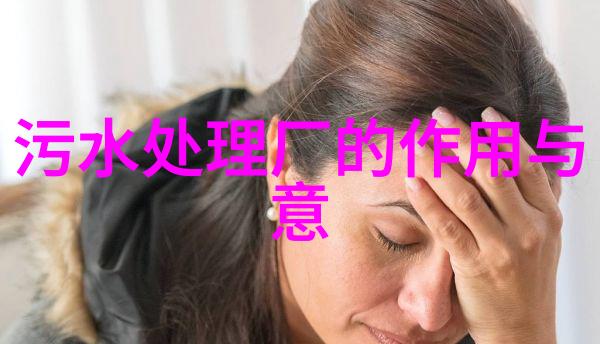 工厂内的一台机器旁边放置的一个大型金属过滤网